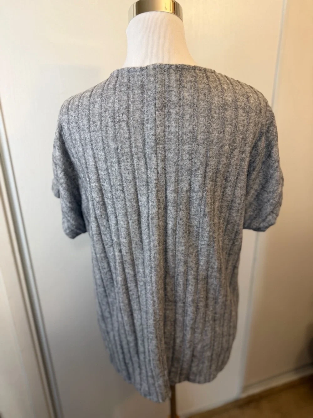 NWOT Grey Ribbed Top - Picture 5 of 14